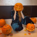 Barbara Meier Instagram – Halloween kann kommen! 🎃Unsere Kürbisse sind fertig geschnitzt und die Kinder haben passende Kostüme. Dieses Jahr durfte Marie-Therese die Vorlagen aussuchen und Mama und Papa mussten versuchen, es dann richtig auszuschnitzen 🎃 😄

#halloween #kürbis #kürbisse #schnitzen #momlife