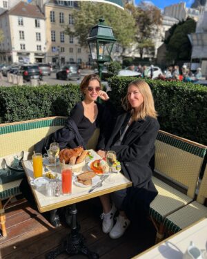 Barbara Opsomer Instagram - Mon séjour parisien touche à sa fin, et le moment est venu de retrouver ma vie de maman et mon petit garçon. Revenir à Paris, c'est comme renouer avec une partie de moi-même que j'avais mise en pause. C'est une bouffée d'air frais ✨

Mais ce qui me bouleverse le plus, c'est de réaliser quelle chance extraordinaire j'ai d'avoir des amis aussi exceptionnels.
Vous êtes la lumière qui brille dans les moments sombres. 

À très vite, ma chère ville des lumières. Et à vous, mes amis précieux, je vous porte dans mon cœur, où que je sois ❤️