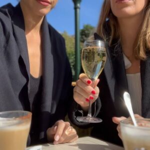Barbara Opsomer Instagram - Mon séjour parisien touche à sa fin, et le moment est venu de retrouver ma vie de maman et mon petit garçon. Revenir à Paris, c'est comme renouer avec une partie de moi-même que j'avais mise en pause. C'est une bouffée d'air frais ✨

Mais ce qui me bouleverse le plus, c'est de réaliser quelle chance extraordinaire j'ai d'avoir des amis aussi exceptionnels.
Vous êtes la lumière qui brille dans les moments sombres. 

À très vite, ma chère ville des lumières. Et à vous, mes amis précieux, je vous porte dans mon cœur, où que je sois ❤️
