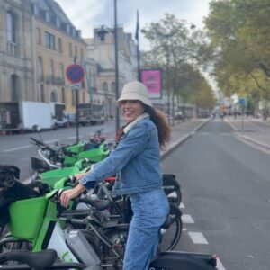 Barbara Opsomer Instagram - Mon séjour parisien touche à sa fin, et le moment est venu de retrouver ma vie de maman et mon petit garçon. Revenir à Paris, c'est comme renouer avec une partie de moi-même que j'avais mise en pause. C'est une bouffée d'air frais ✨

Mais ce qui me bouleverse le plus, c'est de réaliser quelle chance extraordinaire j'ai d'avoir des amis aussi exceptionnels.
Vous êtes la lumière qui brille dans les moments sombres. 

À très vite, ma chère ville des lumières. Et à vous, mes amis précieux, je vous porte dans mon cœur, où que je sois ❤️