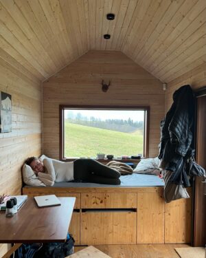 Barbora Černá Instagram - Dreaming big about living tiny one day 🤍

Minulý týden jsme si poprvé vyzkoušeli “bydlení” v tinyhousu v @jizerskedomky a teď sním o tom, jaký by to bylo jednou mít náš vlastní ✨