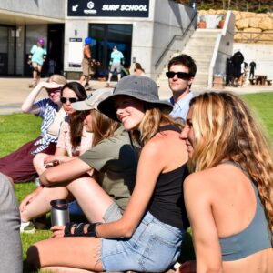 Barbora Černá Instagram - VLNĚNÍ ERICEIRA SURF CAMP 🌊 🩵

Na akcích Vlnění jsme chtěli spojovat lidi offline a to se nám na našem prvním surf campu povedlo líp, než jsme čekali. Strávili jsme týden v Ericeiře se super partou lidí. Měli jsme krásné počasí, svítilo sluníčko, vlny byly tak akorát pro začátečníky. Surfovali jsme, jezdili na skatu, cvičili jógu a zpívali po večerech s kytarou. V ubytování Lalita House se o nás starali jako o vlastní, každý den jsme se těšili na společný brunch na zahradě. 

Chtěli bychom ze srdce poděkovat @sementesurfschool , @anaclourenc , @hugodsc , @lalita_house_yoga_camp , bez vás by tenhle týden neproběhl tak hladce. Ale největší dík patří našim surfařům a dobrodruhům, kteří se za námi do Portugalska vydali z Česka a různých koutů Evropy. Většina z nich cestovala sólo a skamarádili se až tady na campu. Každý si tu chytil tu svoji vlnu, ať už doslova, nebo metaforicky.

Bylo nám tady s váma fakt krásně a loučení nebylo lehké... Během campu několikrát zaznělo, že se potkala parta lidí na stejné vlně. Nabili jste nás pozitivní energií a tahle akce nás utvrdila v tom, že Vlnění je náš srdcový projekt a těšíme se, kam nás společně zanese.

Bára & Albert

Za fotky děkujeme @al.ter.photo 📷