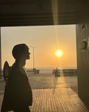 Barbora Černá Instagram - Poslední dva měsíce v kostce 🌞

Březen byl taková horská dráha. Na jednu stranu tak hezký, plný slunce, oceánu, dnů strávených s mýma nejoblíbenějšíma lidma. Pracovali jsme na @vlneni_vlneni , našem prvním campu! Byli jsme s Albertem na nejprestižnějších surfařských závodech v Peniche (pro surfaře: viděli jsme John Johna!!). Začal mi jógový kurz “Language of the body”, který se na jógu dívá zase z jiného úhlu pohledu a v mnohém mi otevřel oči. Ale většina měsíce byla i hodně “stormy”, a to myslím jak počasí, tak moje vnitřní rozpoložení. Venku silný vítr, obří vlny a déšť. Uvnitř chaos, smutek, strach, úzkosti, samota... Udělal se mi první opar. Tělo se mnou mluví a ukazuje to, co přehlížím. První úraz na skatu, na první jarní den. Že mám natržený vaz v zápěstí jsem se dozvěděla až o týden později, když jsem přijela na Velikonoce do Česka a mamka mě dohnala na rentgen. První sádra v životě, na tři týdny💪🏻

Všechno se děje z nějakého důvodu a i tahle moje patálie s rukou mi ukazuje cestu. “Zasekla” jsem se díky ní v Česku, z pár dnů se vyklubal víc jak měsíc. Zažila jsem spoustu krásných věcí, který nebyly v plánu, ale díky tomu i spoustu uvědomění. Život mi zase ukazuje trochu jiný směr a všechno se zase mění a otáčí vzhůru nohama 🌪️

Velkou část března jsem strávila plánováním toho, co by mělo být v mém životě jinak, co by se mělo změnit. Pořád jsem hledala venku, říkala si “až se tohle změní, až vyřeším tamto...” Jako by můj život byl zapeklitá rovnice, kterou musím za každou cenu vyřešit. Až pak moje učitelka pronesla: “Život není lineární, nemá žádný cíl, žádnou cílovou rovinku - tou je jedině smrt.” Náš smysl života plníme každou vteřinu, každý moment, každičký den. Tím, že jednoduše jsme, že jsme naživu. Co když už teď je to ONO? I když někdy dost zapeklité, nevyřešené, komplikované, bolavé. Už teď mám všechno, co potřebuju, už teď můžu žít naplno. A když se zamotám, tak si připomenu: Všechno už je. Teď. ✨