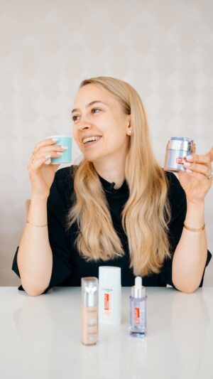 Barbora Krajčírová Instagram - Urobte si so mnou moju paletku. Keď máte naponáhlo, dokážate si spojiť denný krém, sérum, makeup aj spf do paletky a len nanesiete. Krém od L´oreal Paris Revitalift filler pressed má na to krásny priestor, aplikátor v tvare paletky. Inak, tento krém má úžasnú textúru na vodnej báze a obsahuje kyselinu hyalurónovú a krásne hydratuje. Ja už mám asi 4-té balenie. Do toho pár kvapiek séra s 1.5% kyseliny hyalurónovej, true match makeup a 50spf faktor od @lorealparis . A hop, vybavené;-)

Názvy produktov presne, aby ste ich lepšie našli:

Revitalift filler pleťové sérum s 1,5% kyseliny hyalurónovej

Revitalift filler pressed cream na vodnej báze s kyselinou hyalurónovej

Revitalift clinical UV fluid   true match makeup

Spf 50 @lorealparis 

@lorealparis #revitaliftfiller #fillerroutine #fillerserum #fillerpressedcream
#hyaluronicacid #skincare #skincareroutine