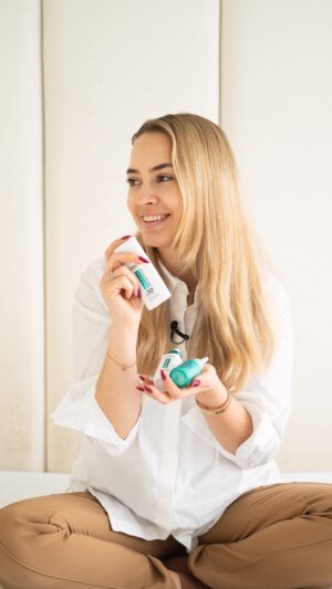 Barbora Krajčírová Instagram - Pred pár dňami ma vo veľkom štýle zastihla úplná novinka od @lorealparis . S veľkou radosťou som vybehla od mikrofónu zo štúdia a prevzala si ju❤️. Doma som sa na tieto nové produlty doslova  vrhla a ako vidíte sú aj vizuálne krásne. Poďme však na benefity. Nové produkty od L ‘oreal Paris Bright Reveal totiž bojujú s tmavými škvrnami rôzneho druhu a s hyperpigmentáciou. 
 
Bright Reveal Sérum proti tmavým škvrnám s niacinamídom
🤍 Má v sebe účinnú receptúru s niacínamidom (7,5 %) rozjasňujúcu zložku = pomáha redukovať výskyt tmavých škvŕn spôsobených vekom, slnkom (UVlúče), ale aj následkom akné (znamienka, jazvy). 
🤍 Kyselina aminosulfónová (2,5%) = jemný exfoliant, odstraňuje odumreté kožné bunky a taktiež vyrovnáva vyrovnáva a vyhladzuje pokožku.
🤍 Sérum sa rýchlo vstrebáva a je vhodné aj pre citlivú pleť.
 
Denný pleťový UV fluid proti tmavým škvrnám Bright Reveal Dark Spot SPF 50 
🤍 50  s niacínamidom (2%), LHA a vitamínom E. 
🤍 Unikátny svojou ultraľahkou a jemnou textúrou, ktorá neupcháva póry, zanecháva neviditeľný finiš, jemne rozjasňuje pleť a je vhodná pod make-up.
 
🤍 Bright Reveal Exfoliant Peel with niacinamide  AHA  BHA   PHA for the corrections of dark spots
🤍 Exfoliačné kyseliny (25 %) a niacínamid = rozjasňuje pleť a odstraňuje nedokonalosti pleti (znaky po akné a jazvy). 
🤍 Exfoliačné kyseliny (AHA   BHA   PHA) pomáhajú redukovať póry, vyrovnávajú tón pleti a jemne exfoliujú povrch pokožky
 
#brightreveal #darkspotsgameover #lorealspf #lorealserum #lorealniacinamide
#snakepeel