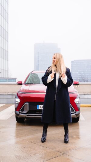 Barbora Krajčírová Instagram - Zo staršieho nové❤️ láska na prvý pohľad aj prvé šoférovanie. Ak ma sledujete dlhšie, viete, že s @hyundaislovensko roky spolupracujeme a Konu sme už spolu skúsili, keď na Slovensko zavítala po prvýkrát. Som rada, že skúšam aj jej novú verziu, ktorá je väčšia a má viacero vynovení. Postupne vám predstavím aké. 😎 #hyundai #kona #travel