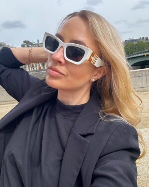 Barbora Krajčírová Instagram - Selfie in Paris… poslednú dobu si moje cestovateľské zážitky užívam naplno. Viem to najmä preto, že doma zistím, že mám minimum fotiek a videí v telefóne 😂 #paris #france