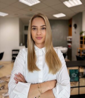 Barbora Krajčírová Instagram - Drahé @zazrkadlom moje vlasy vás opäť potrebujú 😄 no ale vážne, ten pocit, keď výjdete z kaderníctva je skrátka cool. Takže… najbližsie sa objednávam na regeneračnú kúru 💪🏻 #hairstylist #zazrkadlom