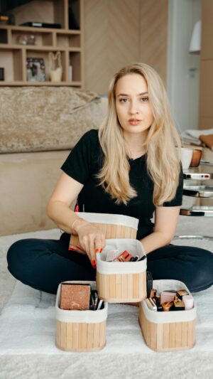 Barbora Krajčírová Instagram - Moja menšia “maskérňa”, ktorá ma sprevádza na mojich eventoch je väčšinou totálne nezorganizovaná. Takže, som nabehla do @pepco_sk , nakúpila drevené boxíky a snažila sa to trochu upratať. Najbližšie to asi urobím so všetkým, čo v kúpelni mám 😀❤️ organizácia vecí je na nezaplatenie a práve v Pepcu nájdete milión úložných vecí… #organizing spolupraca
