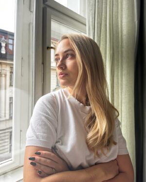 Barbora Krajčírová Instagram - Posledné dni som zahrabaná v knihách alebo riešim detské chorôbky. Nevadí… zvládneme. Niektorí ste mi písali, čo sa deje, že nič nepridávam🤍 tak ja len, že ďakujem, že sa zaujímate, ale tento online detox je niekedy neskutočne fajn 🙌🏻 #online