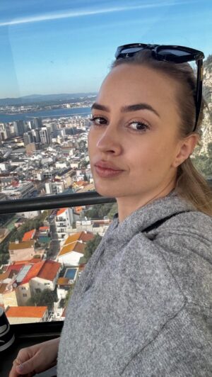Barbora Krajčírová Instagram - Vždy sa teším, keď mi reagujete na moje potulky svetom. Na španielskú Marbellu a Malagu som dostala neskutočne veľa správ, mnohí tu žijete, pracujete, iní tu milujete dovolenkovať. Vôbec sa vám nečudujem. Je to tu krásne. A Gibraltár? Pre mňa úžasné miesto. Vidieť to, zažiť to… jednoznačne odporúčam ❤️ #gibraltar #mustsee
