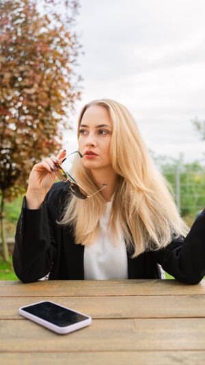 Barbora Krajčírová Instagram - Bežne sa to deje. Bohužiaľ. Obťažovanie je súčasťou našich životov… @lorealparis spolu s mimovládnou organizáciou Right To Be vám predstavuje školiaci program, ktorý pomáha predchádzať pouličnému násiliu. Školenie 5D viete absolvovať za pár sekúnd a dokážete tak možno nabudúce pomôcť aj vy. Viac info na stránke www.standup-slovensko.com Vždy je dobre byť pripravený! 🙌🏻 @lorealparis #westandup#lorealparis