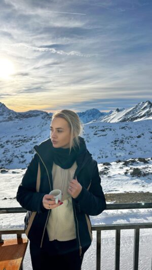 Barbora Krajčírová Instagram - Každá sme super. Nie je to klišé. Každá sme si prešli rôznymi poznámkami od známych/ neznámych o našom výzore. Viete čo? Nech si rozprávajú čo chcú. Ja viem, že nie každá/každý dokáže mávnuť rukou nad podobnými komentármi a je to pre mnohých veľmi ťažké a aj s rôznymi následkami, ale ak by som si priala niečo v novom roku pre nás všetkých, bolo by to myslieť na zdravie a nie na štipľavé komentáre v reálnom, či virtuálnom svete. Začať môžeme aj uprataním si v kuchyni, premyslieť si, čo nakúpime a čo už kvôli nášmu zdraviu obmedzíme v chladničke obmedzíme. 

A keďže s @fitshaker spolupracujem už pár rokov, viem, že k téme cvičenia pristupujú aj cez myseľ, aj cez jedlo, aj cez všetko ostatné, čo vám dokáže pomôcť starať sa o svoje telo najmä preto, aby ste za cítili zdravšie. V novoročnej výzve, ktorý spúšťaju 8.1. to nebude iné. Tréningy do 30 minút pripravili s profesionálnymi trénermi z Čiech a Slovenska a myslia pri nich aj na regeneráciu. Dokonca aj známy neuropsychológ Robert Krause pridá videá o motivácii a inšpirácii. Poďme do toho 🙌🏻 veľa zdravia a síl 🙌🏻 

Viac info na novorocnavyzva.sk. 

#fitshaker