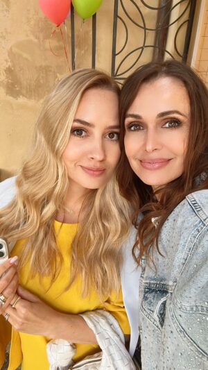 Barbora Krajčírová Instagram - V živote máme rôzne ups a downs… veď to všetky poznáme… vyplakať sa kamoške… smiať sa s ňou najviac ako sa dá… to sú tie veci, pre ktoré sme tu jedna pre druhú… všakže? Zoberte tú vašu kamku asap na kávu a ukážte jej, že ste tu pre ňu🙌🏻 ďakujeme za pozvanie @jojo_czsk