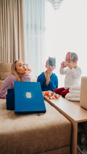 Barbora Krajčírová Instagram - Poďte si s nami otvoriť balíček od @kinderczsk . ❤️

Neviem ako u vás, ale u nás doma fičí Kinder Joy nielen medzi deťmi :-) avšak, teraz v nich nájdete novú edíciu postavičiek superhrdinov zo slávnych komiksov. My sme si hneď jedno otvorili a mali sme tam Batmana ;-) 

Postavičku si viete vďaka aplikácii Applaydu & Friends cez kód načítať a hrať s nou hry. Viac vám ukážem aj v stories, ale je to ozaj sranda. 

Tak, myslite najbližsie na to, že okrem super čokolády, máte v Kinder Joy jedného zo 14tich superhrdinov 😍 a že vôbec to nie je len pre deti ;-) ani čokoláda a ani hračky 😄

 
@kinderczsk #MilujuKinder #KinderJoy #Spoluprace #DCComics #FunkoPOP