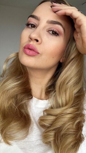 Barbora Krajčírová Instagram - Get ready with me... 
 
Viete čo, podľa mňa poteší každú z nás pod stromčekom? Kozmetika, ktorú si reálne kupujeme a ktorej spotreba sa zvyšuje, nielen počas Vianoc. Napríklad šampóny, kondicionéry, masky na vlasy, krémy, make-upy, špirála... 
 
Vlasy si umývame počas celého roka a teda neviem ako vás, ale mňa isto poteší kozmetika, ktorú si nemusím najbližšie zadovážiť sama. Ak chcete urobiť radosť sebe, alebo vašim blízkym, stačí kliknúť na alza.sk a práve máte na vianočné sety od L’Oréal Paris, Garnier a Mixa  20% zľavu. Zľava platí do 21.12. a keď si stihnete do polnoci objednať, zajtra v Alzaboxe máte objednávku. 
 
Ja som už stihla objednať špirálu Lash Paradise  a Perfect Slim Liner Black ceruzku na oči, obe sú teraz vo vianočnom sete.  Zobrala som aj pre sestru vianočný box krémov Revitalift Laser X3 duopack. Vo videu mám vianočný balíček L‘Oréal Paris Elseve Hyaluron Plump set. 
 
Príjemné predvianočné obdobie, kamaráti 🎄
 
#alzacz #alzask #lorealparis #mixa #garnier #rychledoruceni #vianoce #darceky #zlavy @lorealparis