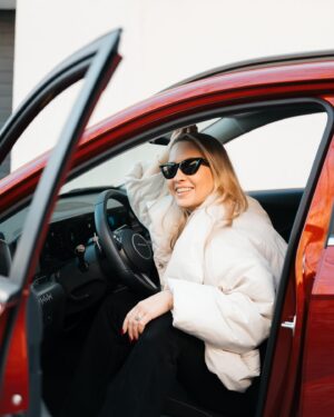 Barbora Krajčírová Instagram - Moja Kona je tu so mnou už nejaký týždeň! A s ňou aj stupňujúce sa najazdené kilometre ❤️ @hyundaislovensko #kona