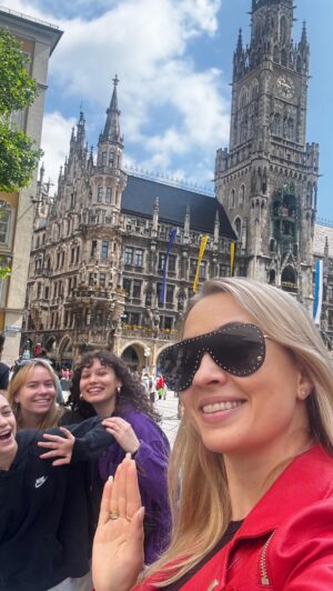 Barbora Krajčírová Instagram - Good idea! S babami aj na kraj sveta. Dávajú ma síce do poriadku… lebo gen Z a gen Millenials majú pár rozdielov… ale nedám sa😂 #family #munich #germany #teenagedream
