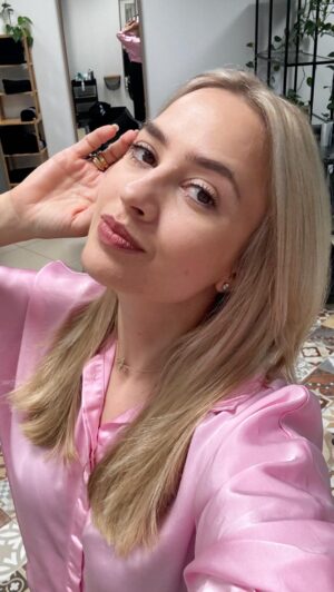 Barbora Krajčírová Instagram - Akože dali sme slušných 10 centimetrov dole 😃😁 @zazrkadlom ďakujem za letný update mojej hlavy 🥰✨📸 #hairstyles #haircut
