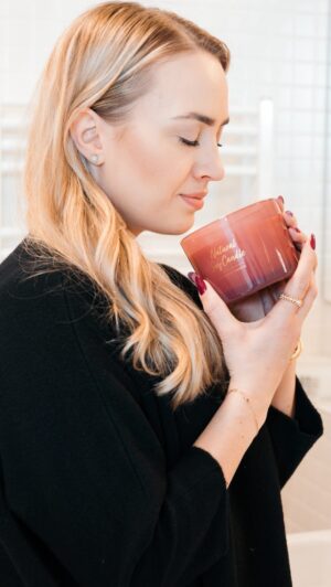 Barbora Krajčírová Instagram - Zažiadalo sa mi doma malej zmeny. Nabehla som do @pepco_sk a pobrala nove produkty do kúpeľne. Akože, taký výber som až nečakala, ale nové stojany na kefky, mydlo aj odličovacie tampóny, kúpeľnový koberec, vône aj uteráky. Ach… poviem vám, krásny novy a svieži pocit 🤍🕶️ inak, sviečky v kúpelni používam dlho, rozvoňajú celý priestor. Je to aj lacnejšia varianta drahších vôní s tyčinkami. #pepco spolupraca