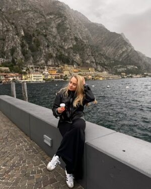 Barbora Krajčírová Instagram - Jedno krásne “slnečné” popoludnie v Limone. Srandujem 😀 na Lago di Garda mnohí spomínate s tými najkrajšími slnečnými spomienkami, tak ja som si ho ozaj užila úplne naopak😄😄😄☂️☂️☂️ ale krásne je aj tak 🐥🐥 #limone #lagodigarda #italia