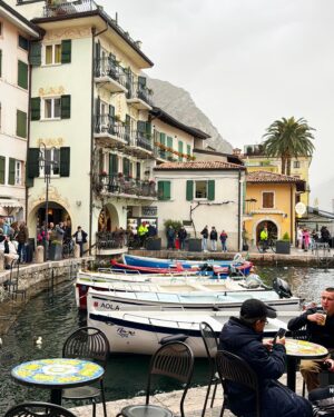 Barbora Krajčírová Instagram - Jedno krásne “slnečné” popoludnie v Limone. Srandujem 😀 na Lago di Garda mnohí spomínate s tými najkrajšími slnečnými spomienkami, tak ja som si ho ozaj užila úplne naopak😄😄😄☂️☂️☂️ ale krásne je aj tak 🐥🐥 #limone #lagodigarda #italia