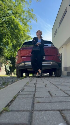 Barbora Krajčírová Instagram - Toto moje červené autíčko je veľká láska! @hyundaislovensko family ma veľmi baví! Už veľa rokov. Posledné týždne sme najazdili ozaj veľa km… a verím, že veľa km nás čaká aj v lete 😍😍😍 #kona