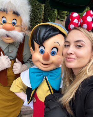 Barbora Krajčírová Instagram - Akože nechcem machrovať s touto selfie na instagrame 🤩, ale pre môjho syna je Pinocchio najväčší frajer. Hodina čakania v rade na fotku a podpis… a Kiki zaspal 😂 tak mám fotku aspoň ja… podpis mi už bolo dosť blbé pýtať 👀😂#premotivovanamama 😁 #disneyland #disneylandparis