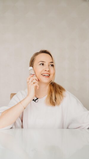 Barbora Krajčírová Instagram - Ešte pred odchodom na dovolenku som vám stihla natočiť reelsko s olejovými parfumami do prania. Už som vám ich tu koncom roka raz ukazovala, ale keďže prešlo pár mesiacov, vedzte, že moje zásoby sa pomaly minuli a ja už mám aj svojich favoritov😍 na zdravko-eshop.sk ich nájdete všetky a v reelsku aj môj najobľúbenejší 😍 

@zdravkoeshop.sk spolupraca