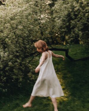 Barbora Mudrová Instagram - Mít čas i pro sebe. Tak často moje téma. Přes křik dětí, přes všechna měla bych, slyšet sebe. 
Rozkvést.

📷@lucijef