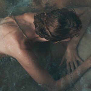 Barbora Mudrová Instagram - Zážitek! Nikdy jsem nic takového nefotila.

Děkuju @lukasvrtilek 😊

#photoshoot #lukasvrtilek #water #girl #baroque