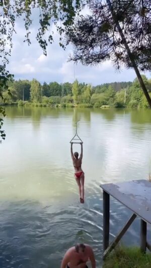 Barbora Mudrová Instagram - Jako děti jsme se ségrou dělaly gymnastiku. Když si to teď občas zkusím a zjistím, že to pořád trochu jde, mám radost zas jako malá. 
Kdo dělal gymnastiku ví, jak je to návykový. 😊

#summer #fun #jum #water #sport #gymnastic