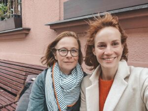 Barbora Mudrová Instagram - Zažít herecký workshop s tím, koho pracovně obdivujete, je skvělý, ale navíc se spolu ještě skamarádit je prostě 🤍.

#petraspalkova #acting #workshop #masterclass #happyness #grateful