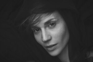 Barbora Mudrová Instagram - She's a mystery to me

by @lukasvrtilek 

#blackandwhite #portret #photography #lukasvrtilek #girl #portraitphotography
