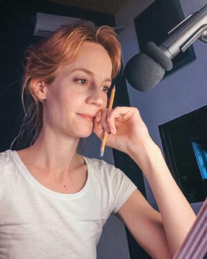 Barbora Mudrová Instagram - V režii Davida Laňky vzniká další skvělý audioseriál. Je to mrazivý a podle skutečných událostí. 
Brzy na @audioteka_czsk 🙂

@epoh111 
#audioseries #krimi #dabing #work