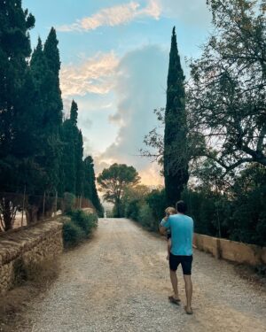 Barbora Mudrová Instagram - MALLORCA 🦋

Děkuju za tu přenádhernou oázu. Z původní větší výpravy jsme si ve velkém domě zbyli jen sami tři. Bylo mi to nejdřív líto, ale nakonec se z toho stal nejmilejší výlet, jaký jsem si mohla přát.

#mallorca #trip #family #palmademallorca #beach #sea #familytime #peace