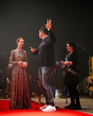 Barbora Mudrová Instagram - Mít blízkého člověka, na kterého se můžete s čímkoliv obrátit. Tak vzácná hodnota v životě a naprosto zásadní v době, kdy vyrůstáte. Pro děti z dětských domovů jsou takové vztahy často nedosažitelné. Nemají jistotu v ničem a hlavně v nikom.

Před lety mě @tereza_sindlerova přivedla na letní tábor dětských domovů a já tam potkala Honzu. Ani jeden z nás netušil, jak velké přátelství se tím započalo a u jak zlomových momentů mu budu stát po boku. Svou přítomností jsem měla šanci mu opravdu změnit život a to mě přivedlo k hostitelské péči.

Terka Šindlerová, která je také hostitelkou pro svou Natálku, se rozhodla hostitelské péči udělat osvětu a založila organizaci @spoluzivot . Dostala dokonce možnost zdarma vysílání spotu v TV Nova a České televizi, ovšem pokud jej bude mít. 

Nároky spotů do TV jsou vysoké a i při dobrovolné práci všech lidí vznikly náklady spojené s postprodukcí a celkovým startem organizace. Aby bylo vše dále finančně udržitelné a mohli jsme tuto osvětu šířit, vznikla sbírka na pokrytí základních nákladů.

Budeme moc rádi za každý příspěvek.
A pokud vás téma hostitelské péče oslovilo, neváhejte se mně nebo Terce ozvat.😊
Odkaz najdete v bio.

#spoluzivot #hostitelskapece #pomocdetem