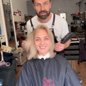 Barbora Poláková Instagram - Na letní koncerty nejvíc ☀️ co budeme troškařit po pramínkách, že jo 🤷🏼‍♀️ Tak jsme to vzali celý 😁 děkuju za super dopo v impro prostoru 🤭 @petr_novak_wella @studiowellapraha @wellaczsk #wellaczsk 🕺