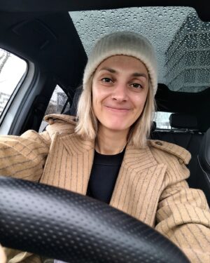 Barbora Poláková Instagram - První pusu dostal, když jsme spolu vyjeli v Krkonoších totálně ledovou cestu. Myslela jsem, že to nezvládnu ani já, ani on. Do tý doby si fakt nepamatuju, že bych autu někdy pusu dala🤦🏼‍♀️🙄 A hodně mě to teda překvapilo, bylo to rychlejší než já. A dneska dostal poslední 🥹 #enyaqrs 🤍 478 dní spolu. 42 tisíc kiláků za sebou. Neznám lepší auto. Už se nemůžu vrátit k naftě ani benzínu (sorry nafto a benzíne) ze všech možných i nemožných důvodů. @skodacr 💚
