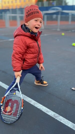 Barbora Strýcová Instagram - Mám fakt radost, že tenis Vincenta baví. Říká si o něj sám, sice je to asi často dost motivovaný tím, že pak vždycky dostane za odměnu nanuk, ale beru to. 😁