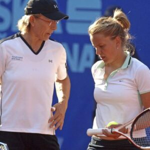 Barbora Strýcová Instagram - Throwback to 2006 in Prag, a moment I will never forget.

Funny story: At the age of 20, there I was, awe-struck and pumped, as Martina told me in the lockers she was nervous—imagine that, what should I tell her! Playing doubles with a tennis icon in her Czech homecoming after 20 years... after she chose me?! I couldn’t even breathe!

Vzpomínka na rok 2006 v Praze , moment, na který nikdy nezapomenu.

Vtipná historika: Bylo mi 20, totálně ohromená a nadšená,… když mi Martina v šatně řekla, že je nervózní – vůbec jsem nevěděla, co jí na to říct! Hrát čtyřhru s takovou tenisovou legendou při jejím českém návratu po 20 letech... když si na debla vybrala mě? Nemohla jsem ani dýchat. 😁