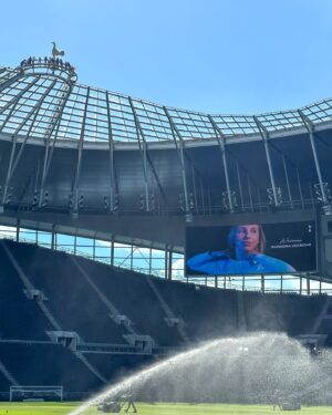Barbora Votíková Instagram - Flying in🌪️😅 Thank you my Spurs family 💙🤍 #meanwhileinnorthlondon #waitingforabus