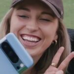 Barbora Votíková Instagram - Google nedávno představil své nové telefony z řady Google Pixel 8 s nejnovějšími AI funkcemi. To, co jsem se poslední rok učila ve PhotoShopu umí tenhle telefon na dvě kliknutí. 😁✌🏼 Najdete ho na Google Store a u oficiálních prodejců O2, Alza a Datart. (A golf nám vůbec nešel). #spoluprace #giftfromgoogle @googlepixel
