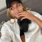 Barbora Votíková Instagram - I’m random and so is this dump 😸 1. Proud mama of @galactico_club 2. Při mých tréninkách nebyl prošlápnut ani jeden mamky květináč🙏🏻 židle ale rozvrzaná a taťka lehce kyselej 😁3. Dej to na fish eye - to bude cool 4. 💋5. 🤜🏼🤛🏼🤍🤍 6. espresso tonic season 7. reunited po 2 letech 🧤 8. vloguju 9. felt delete might cute later 10. good news happy dance⌛️