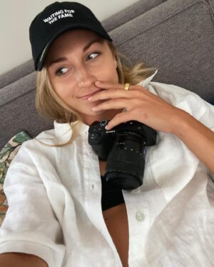 Barbora Votíková Instagram - I’m random and so is this dump 😸
1. Proud mama of @galactico_club 2. Při mých tréninkách nebyl prošlápnut ani jeden mamky květináč🙏🏻 židle ale rozvrzaná a taťka lehce kyselej 😁3. Dej to na fish eye - to bude cool 4. 💋5. 🤜🏼🤛🏼🤍🤍 6. espresso tonic season 7. reunited po 2 letech 🧤 8. vloguju 9. felt delete might cute later 10. good news happy dance⌛️