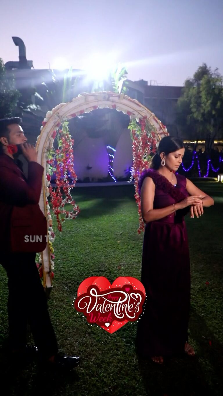 Bavithra B Instagram - ROSE🌹 kuduka pogum anaivarukkum all the best 😁 #SunTV #ValentinesWeek #ValentinesDay #SunReels #SunDigital