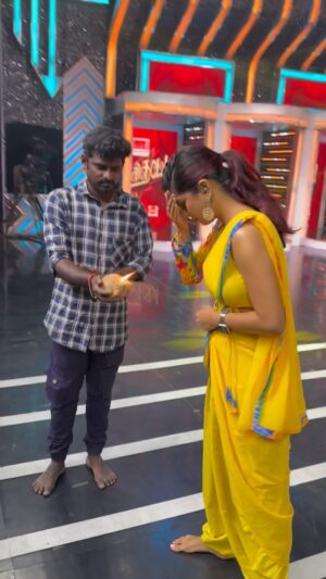 Bavithra B Instagram - Camera udan aana en kadhal ‘manidhar unarndhu kolla mudiyadha alavuku punidhamanadhu’ 

Love being in front of camera. I simply love my job. Only few can say that their passion and job are the same and I’m glad be one of those few lucky people. 

Blessed beyond words 🫰🏻🫰🏻🫰🏻

VC @aswath_official 🤗
Outfit @hema_lingam_ 

#misssouthindia2017 #misssouthindia #suntv #suntvanchor #ranjithame #ranjithameonsuntv #singapenne #singapenneonsuntv #bavithra #singapennemithra