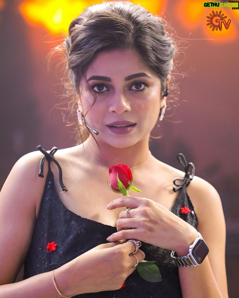Bavithra B Instagram - Beauty and the beast 😉😍 சிங்கப்பெண்ணே  | திங்கள் - சனி | 8 PM #SunTV #SingaPenne #SingaPenneOnSunTV #Serials #TamilSerials #SunDigital