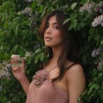 Bé Hà Nguyen Instagram - Jako čerstvě natrhané růže protkané slunečním svitem – takhle voní @chloe Lumineuse 🌹🌞 Spolupráce s #chloeparfums #iamchloe @notino_cz