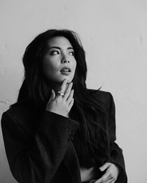 Bé Hà Nguyen Instagram - Bývalo málo chvil, kdy jsem se cítila doopravdy hezká. Musela jsem být hezky nasvícená, z jednoho konkrétního úhlu a s jedním naučeným výrazem. Mimo to ne a furt jsem pokukovala po ostatních, proč mají to, co já ne. Vysoký nos, dokonale rovný zuby, špičatou bradu,… Ono je to hrozně těžký si sám vyšlapat cestu k vlastní spokojenosti, když vám od 15 chodí pichlavý komentáře a jste prakticky pod drobnohledem všech. Nepřispěje k tomu ani kritická výchova a fakt, že jsem jednou randila s borcem, co mně furt nepřímo opakoval, že nejsem hezká ani vlastně jakkoliv dobrá. No, byla jsem hlavně slepá!😎😀 Přestaňte se srovnávat s ostatními, nedělá to dobrotu, namísto se zaměřte na svoje přednosti a kolem nich zaobalte svou personu, pokud vám to pro začátek pomůže se sebevědomím. A nezapomeňte, že sousedovic trávník je vždycky zelenější. Akorát, že vůbec!